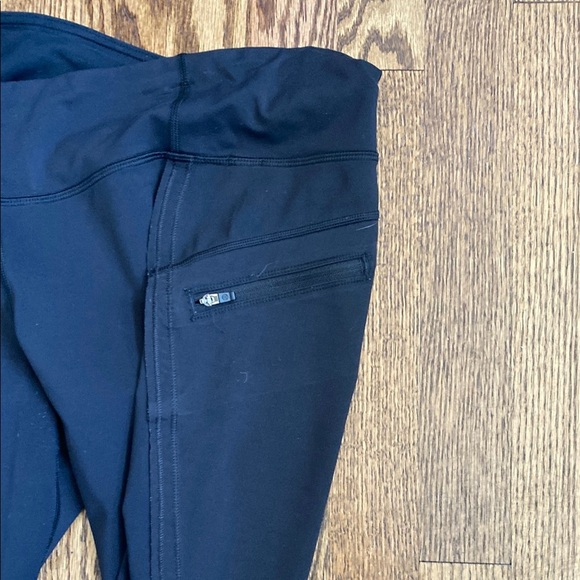Black, cropped Lululemon leggings with pockets, ruched bottoms and zipped pocket - Picture 3 of 15
